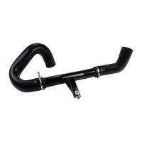 Tubo dell'aria di carica lasciato al radiatore