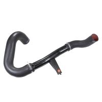 Tubo flessibile dell'aria di carica sul lato sinistro del radiatore