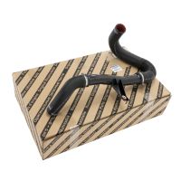 Tubo flessibile dell'aria di carica sul lato sinistro del radiatore