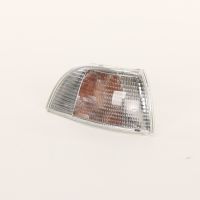 Indicatore di direzione anteriore destro con presa di corrente