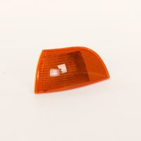 Indicatore di direzione anteriore sinistro con presa di corrente