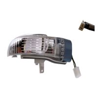 Tappo dell'indicatore di direzione sinistro bianco nello specchio