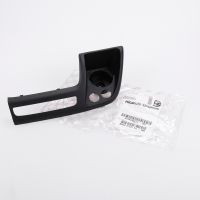 Portabevande nella parte anteriore accanto alla consolle / cruscotto