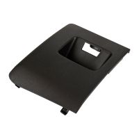 Coprire il cruscotto dal lato del guidatore in basso vicino al volante