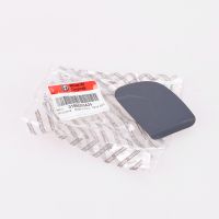 Tappo di copertura sul lato esterno destro del paraurti anteriore