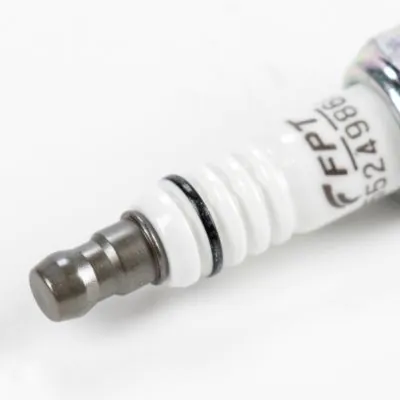 NGK 7418 Candela Di Accensione Laser Iridium | IFR5J11 | Per Motori A Benzina | Alta Durata E Prestazioni